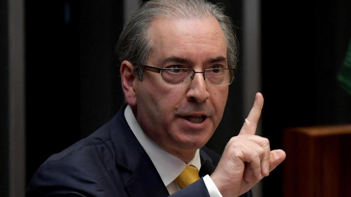 El ex presidente de la Cámara Baja de Brasil Eduardo Cunha habla el lunes 12 de septiembre de 2016, durante la votación para decidir si se le despoja de su mandato en Brasilia (Brasil). Cunha dirigió esa casa legislativa hasta julio pasado.