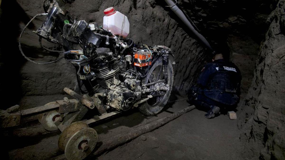 
Una motocicleta adaptada a un riel en un túnel debajo de una casa por donde, según las autoridades mexicanas, salió el narcotraficante Joaquín ‘El Chapo’ Guzmán en julio al escaparse de una cárcel de máxima seguridad.
