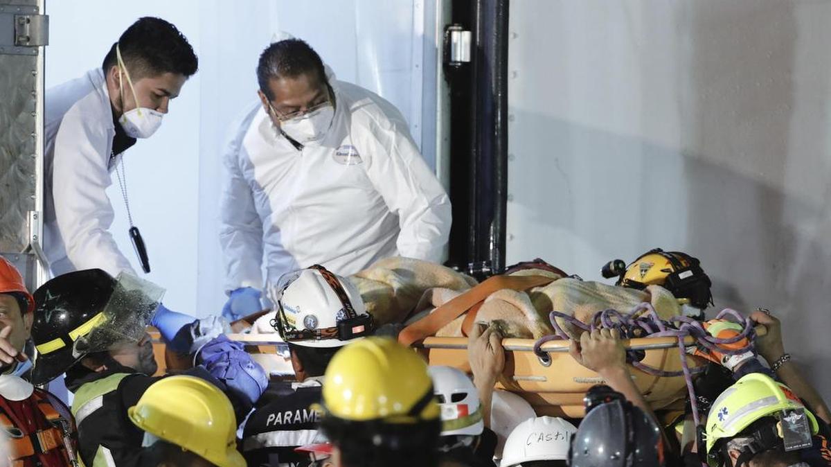 Médicos forenses reciben el cuerpo de una persona sin vida en el edificio de departamentos de una populosa colonia de Taxqueña y Tlalpan en Ciudad de México el viernes 22 de septiembre de 2017, donde a decir de los responsables de coordinacion de rescate de personas de este inmueble se tiene contacto con al menos 7 personas con vida pero que ha sido imposible llegar hasta ahora con ellos.