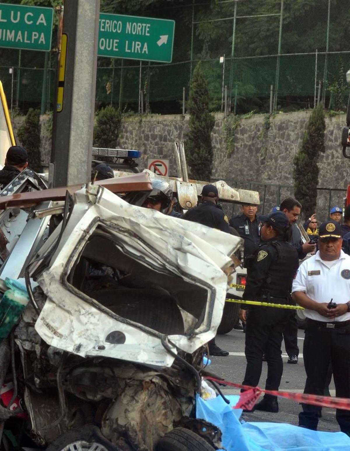 Vista general de un vehículo destrozado tras un accidente múltiple con un camión cisterna el martes 26 de septiembre de 2017, en la avenida Constituyentes de Ciudad de México.