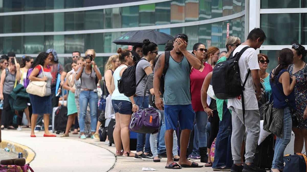 Personas esperan en líneas para conseguir un vuelo en el aeropuerto internacional Luis Muñoz Marin el 26 de septiembre de 2017 en San Juan, Puerto Rico.