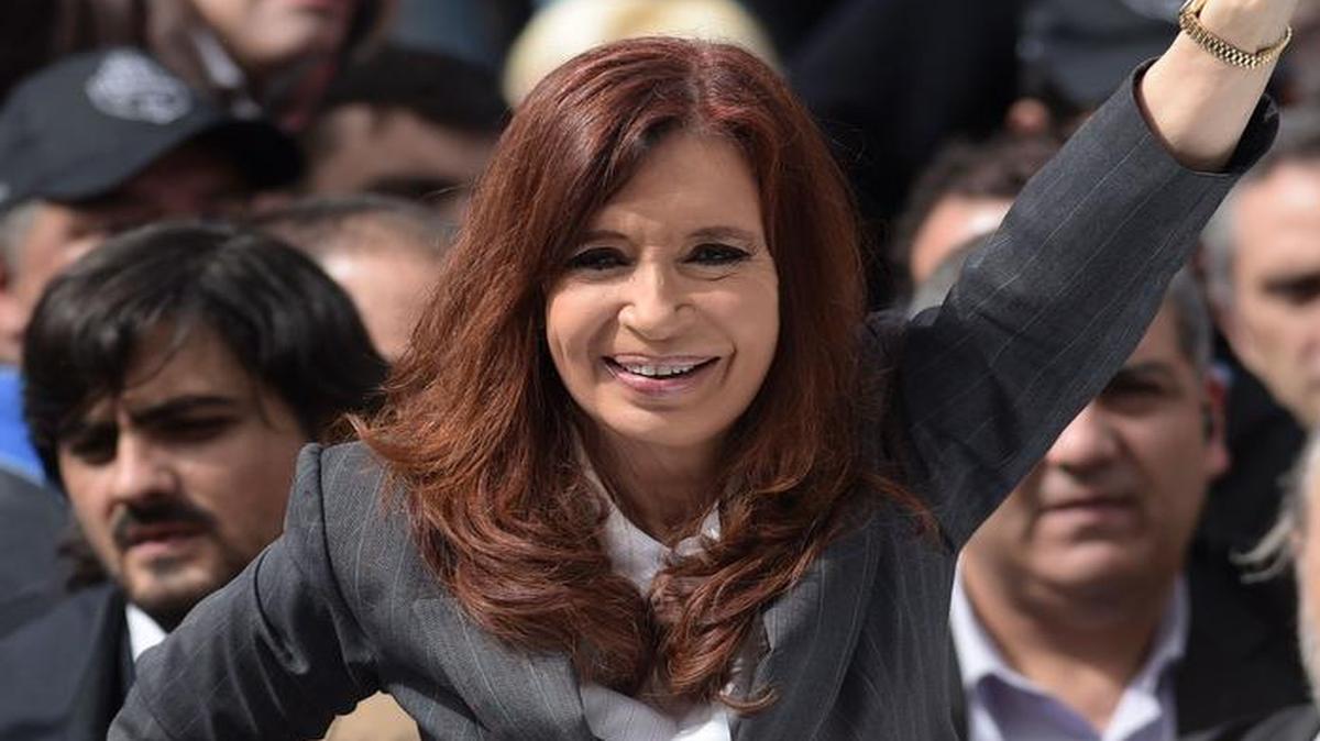 Esta foto de archivo tomada el 13 de abril de 2016 muestra a la ex presidenta argentina Cristina Fernández de Kirchner saludando a sus partidarios el 13 de abril de 2016.