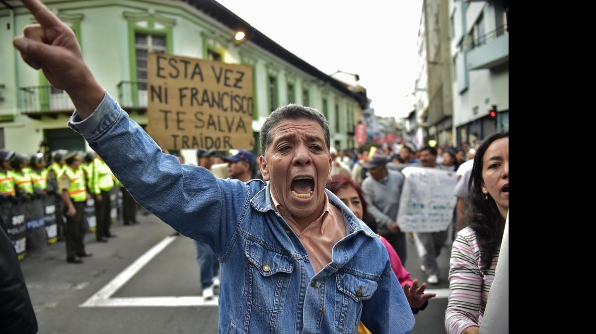 
Un opositor del gobierno del presidente Rafael Correa participa en una enérgica protesta el jueves en Quito contra las políticas de esa administración.
