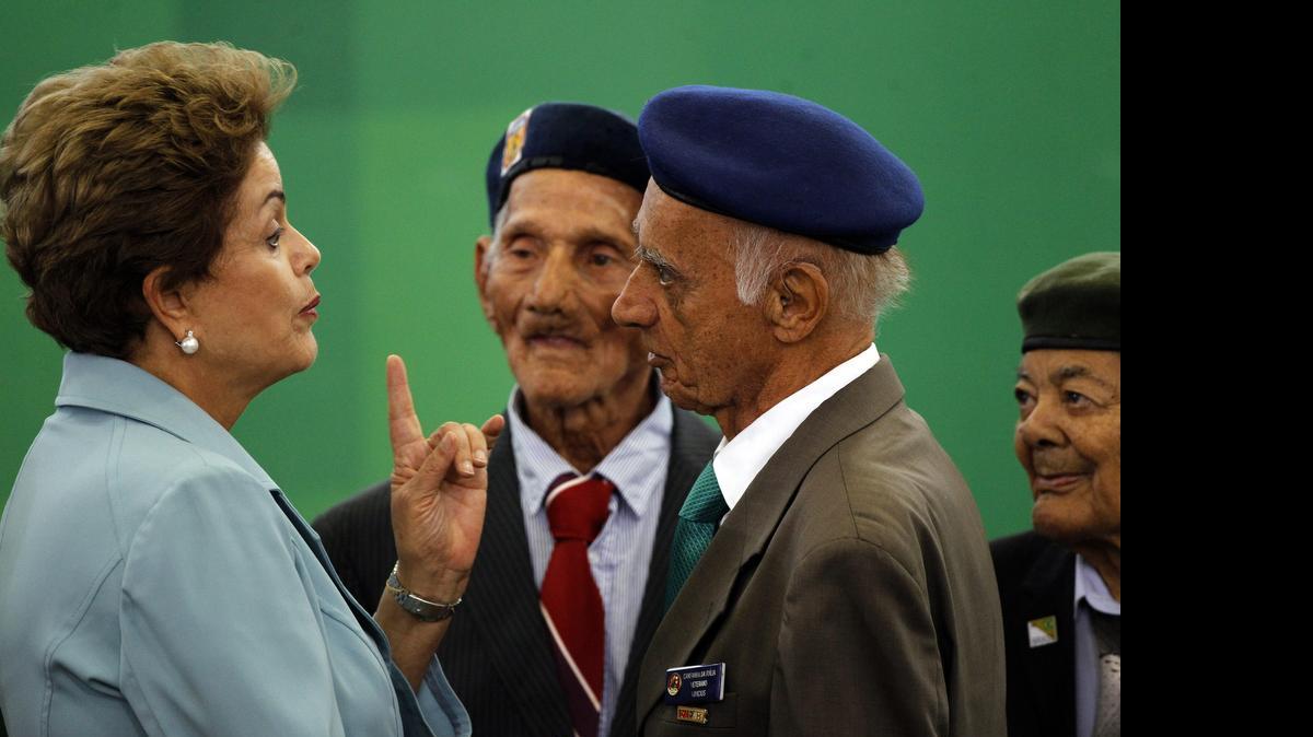 
La presidenta brasileña Dilma Rousseff condecora a doce militares de su país que combatieron al lado de los aliados en la II Guerra Mundial. La ceremonia tuvo lugar en Brasilia.
