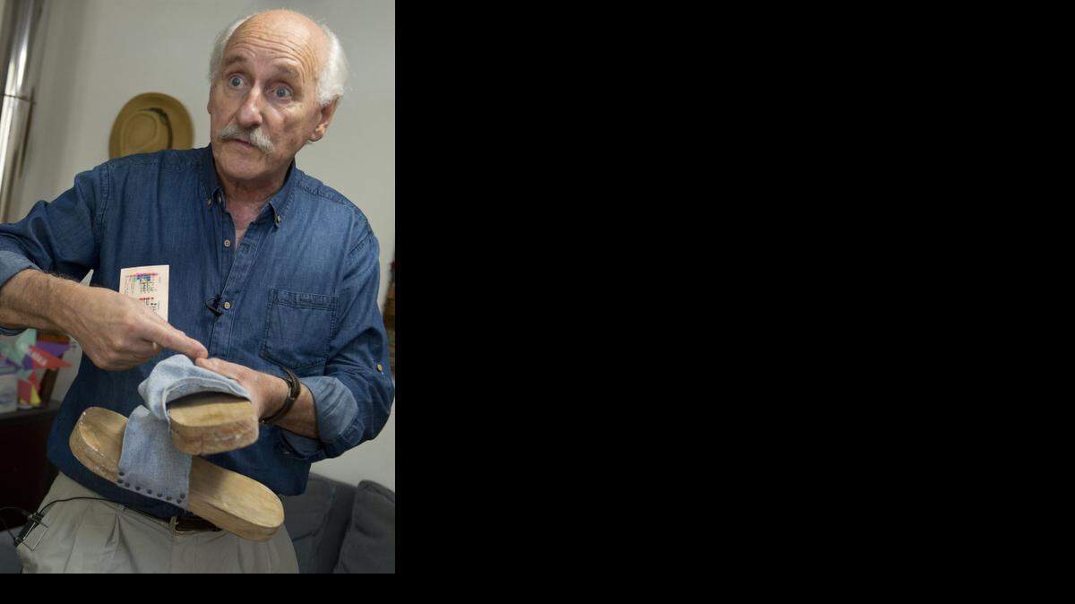 
Jorge Tiscornia, ex preso político uruguayo, muestra cómo escondió en unos suecos el calendario que escribió durante los 13 años que estuvo en prisión durante la dictadura. 
