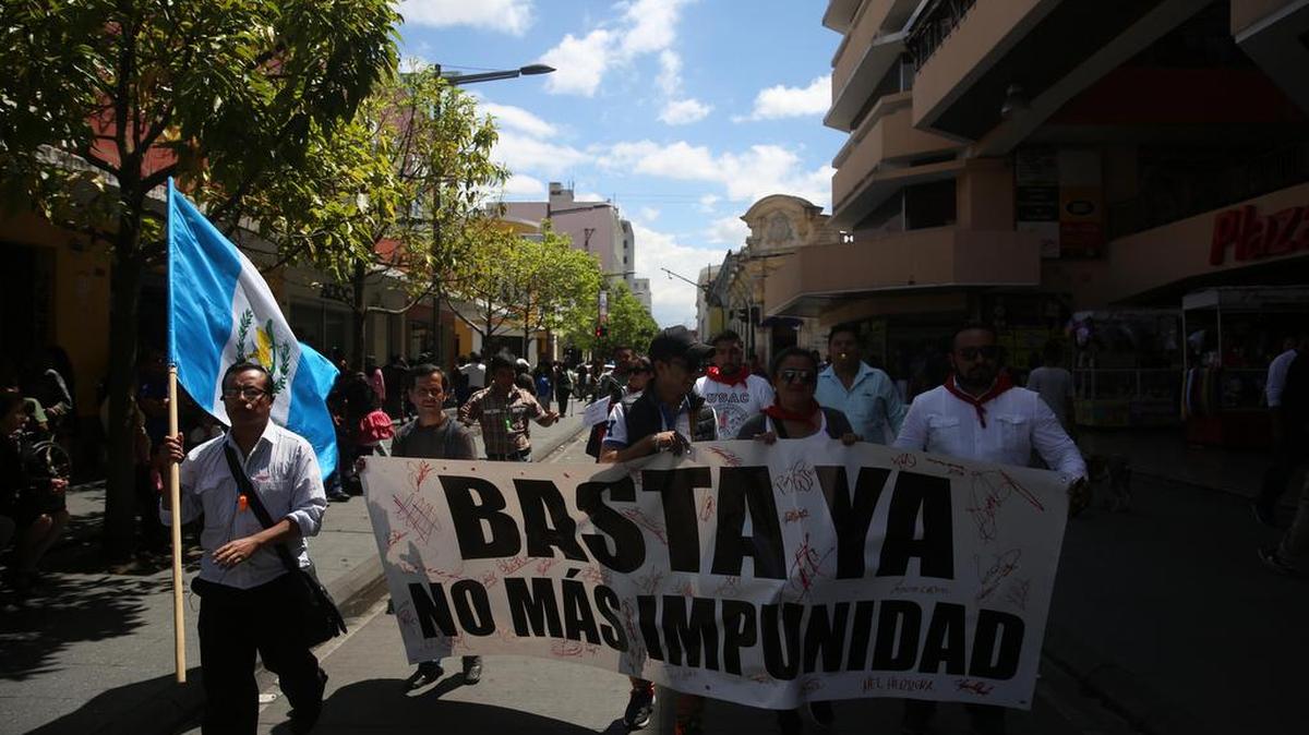 Estudiantes de la Universidad de San Carlos de Guatemala marchan el sábado 11 de marzo de 2017, en el Centro Histórico de Ciudad de Guatemala en protesta por la muerte de 38 niñas en un refugio del Estado.