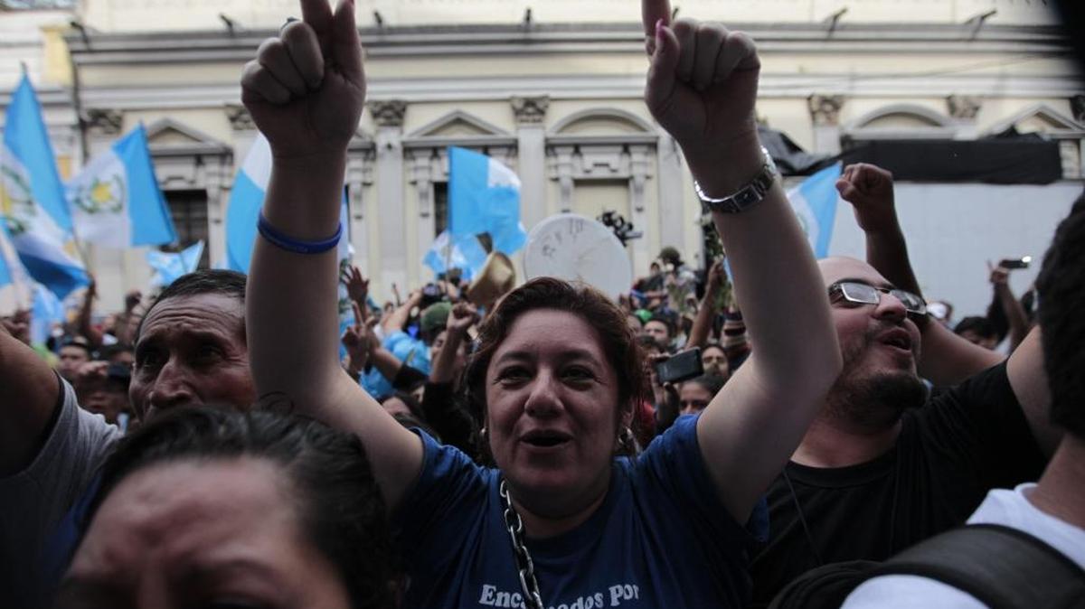
Guatemaltecos celebran el martes la pérdida de inmunidad del presidente de Guatemala Otto Pérez Molina, a las afueras del Congreso en Ciudad de Guatemala. 
