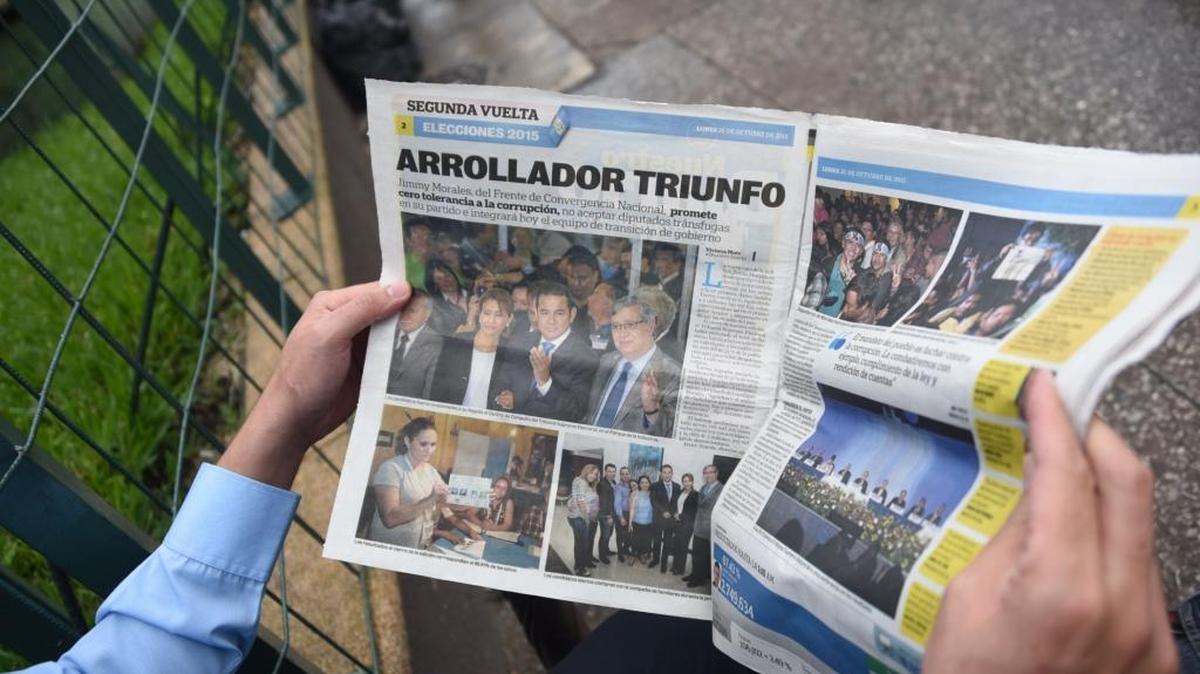 Un hombre lee un periódico en Ciudad de Guatemala, el lunes, un día después de las elecciones generales.
