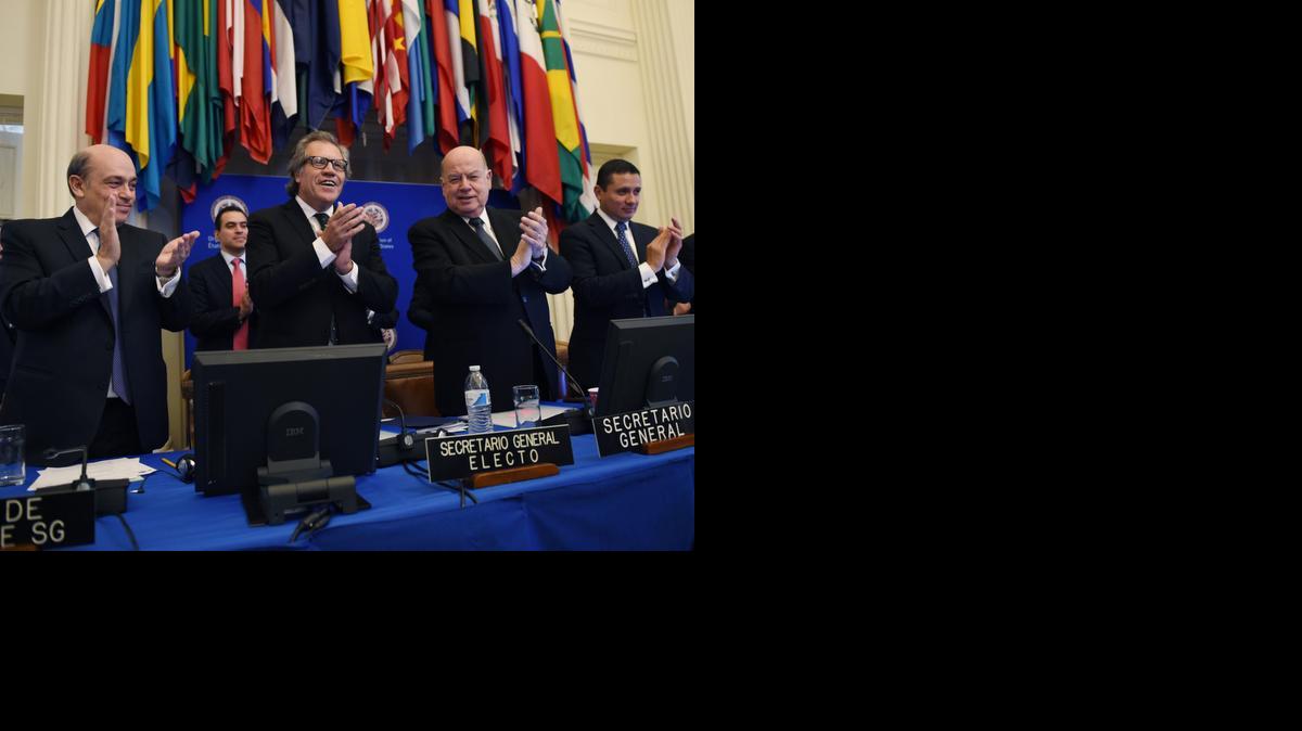 
El ex canciller de Uruguay, Luis Almagro (2 izq.), abogó este miércoles por dar a la OEA ‘más realismo’ y ‘un diálogo político con resultados tangibles’, durante su discurso tras ser elegido como nuevo secretario general del organismo.
