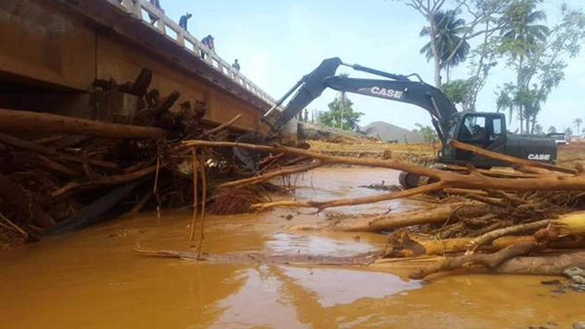 
El portavoz de la estatal Coordinadora Nacional para la Reducción de Desastres (Conred), David de León, indicó que el desbordamiento del río Semuch inundó cuatro comunidades y el casco urbano de El Estor, donde también se desplomó el puente Tunico, una situación que obligó a declarar la zona en una alerta naranja institucional, así como la alerta roja municipal en Livingston.
