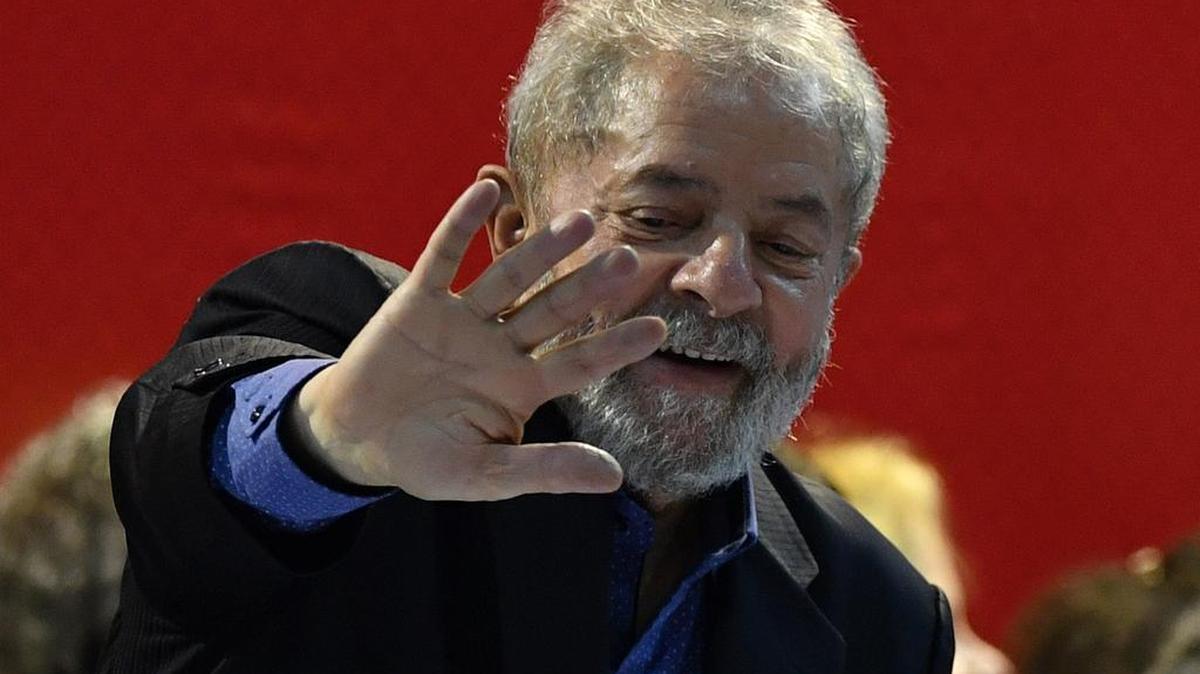 El ex presidente brasileño, Luiz Inácio Lula da Silva, saluda durante el Congreso del Partido de los Trabajadores (PT) en Sao Paulo, Brasil, el 5 de mayo de 2017.