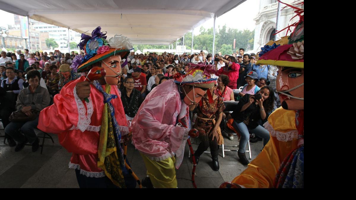 
La jornada cultural y política de 43 horas por los 43 estudiantes desaparecidos en el municipio de Iguala, en el sureño estado de Guerrero, culminó el domingo, en Ciudad de México.

