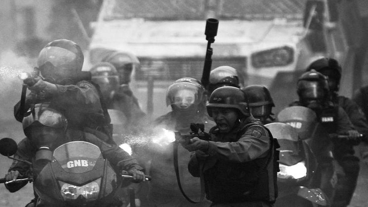 La Guardia Bolivariana es el azote de los periodistas que han cubierto las protestas en Venezuela contra el gobierno de Maduro.