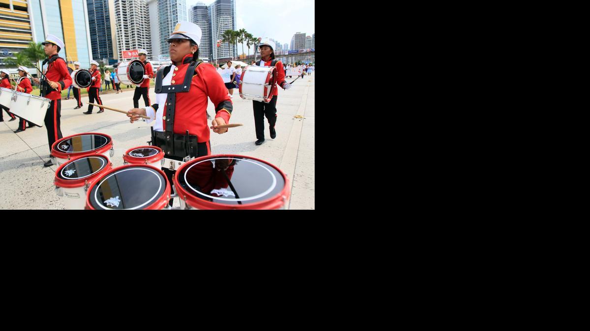 
Un grupo de estudiantes participa en los desfiles conmemorativos del 111 aniversario de la separación de Panamá de Colombia el lunes en Ciudad de Panamá. 
