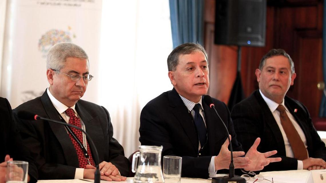 El viceministro de Movilidad Humana de Ecuador, Santiago Chávez (c); junto al director general de Comunidades Peruanas en el Exterior y Asuntos Consulares, César Enrique Bustamante (i); y el director general de Asuntos Consulares y de Inmigración (DIGECONSU) de Chile, Raúl Sanhueza (d), cierran el evento el 4 de septiembre de 2018, en Quito (Ecuador).