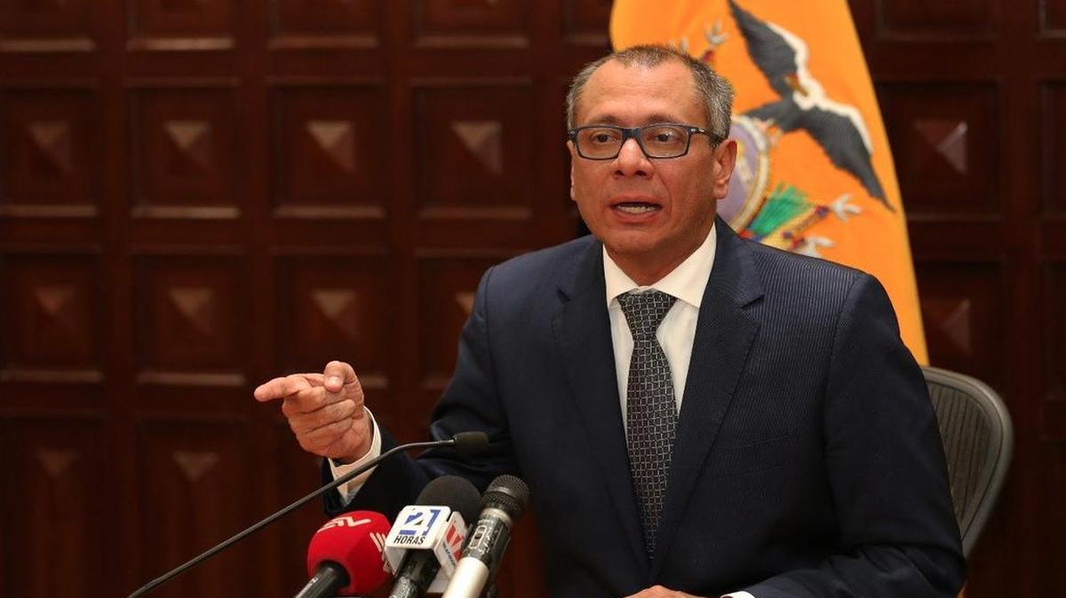Fotografía cedida por la Vicepresidencia de Ecuador que muestra al vicepresidente de Ecuador, Jorge Glas, mientras comparece en rueda de prensa el martes 1 de agosto de 2017, en Quito (Ecuador).