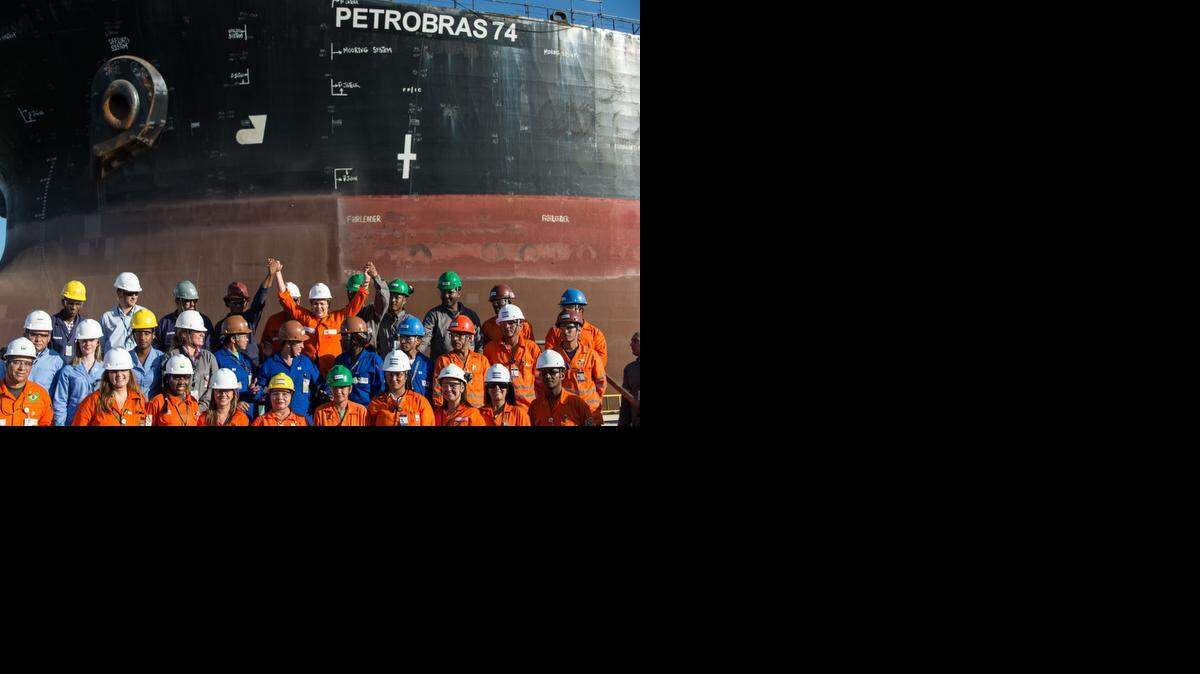 
Dilma Rousseff, presidenta de Brasil (cen.) posa con trabajadores de la estatal Petrobras, durante una visita a la empresa en Río de Janeiro, en septiembre del 2013.

