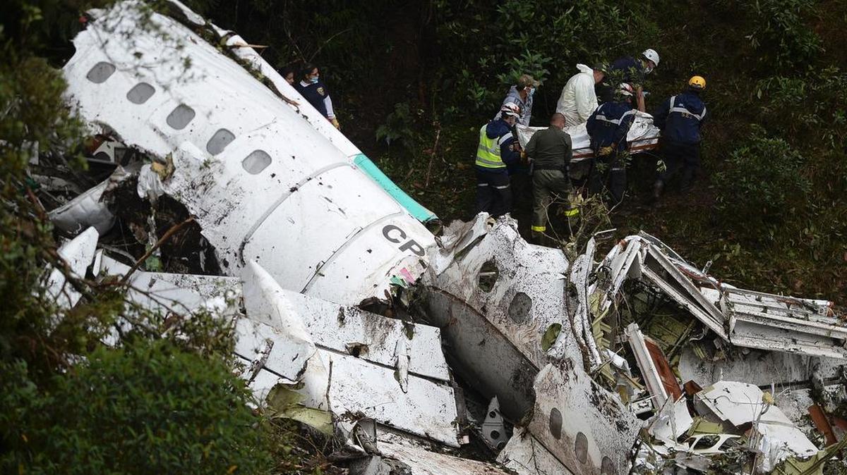 Equipos de rescate recuperan los cadáveres de las víctimas del avión que se estrelló en las montañas de Cerro Gordo, municipio de La Unión, Colombia, el 29 de noviembre de 2016.