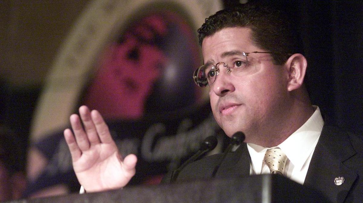 Francisco Flores, es presidente de El Salvador.