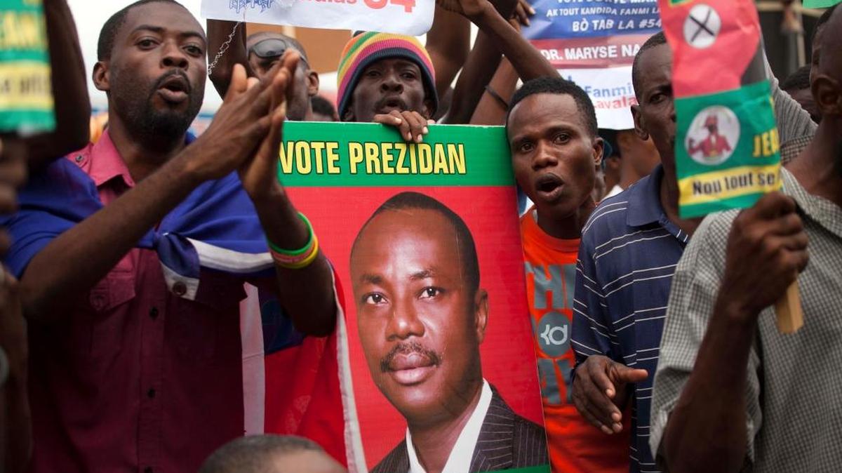 Haitianos protestan en Puerto Príncipe contra los disputados resultados de la primera vuelta de las elecciones generales, el 16 de diciembre del 2015.