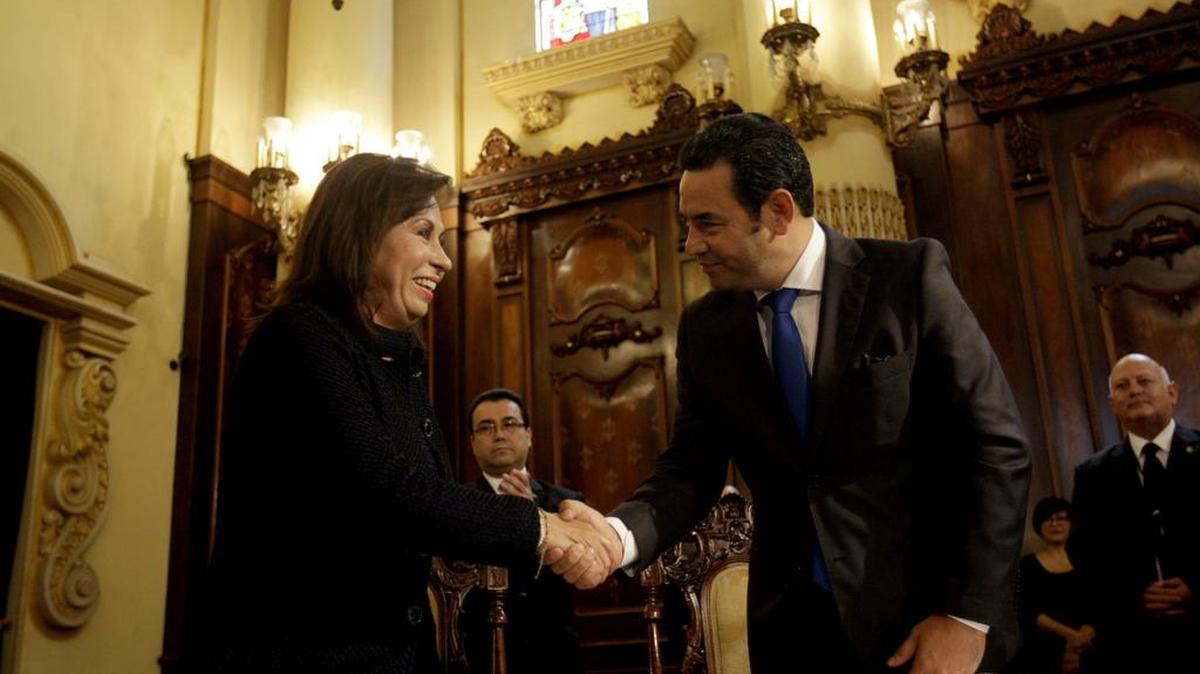 La candidata a la presidencia Sandra Torres (i) de la Unión Nacional de la Esperanza (UNE) y el también candidato Jimmy Morales del Frente (d) de Convergencia Nacional (FCN), acudieron el jueves 22 de octubre de 2015, a una reunión convocada por el presidente de Guatemala Alejandro Maldonado en el Palacio Nacional, en la cual firmaron un convenio para la transparencia y para la fortalecimiento de la Superintendencia de Administración Tributaria en Ciudad de Guatemala (Guatemala).