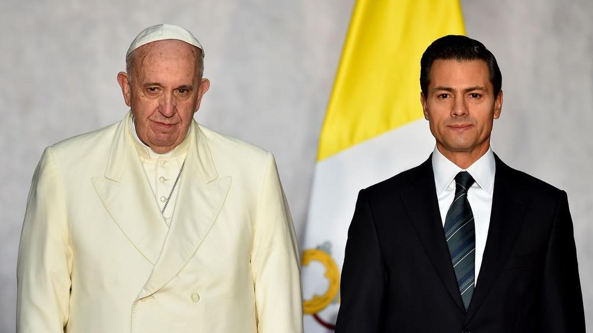 Francisco es recibido por el presidente de México, Enrique Peña Nieto (d), en el Palacio Nacional de México el 13 de febrero de 2016.