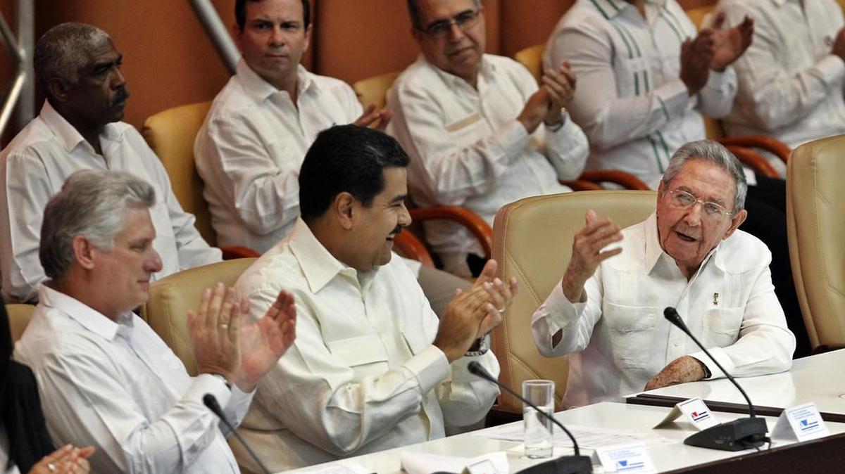 El mandatario cubano Raúl Castro (d), junto a su homólogo de Venezuela Nicolás Maduro (c) y el primer vicepresidente cubano Miguel Díaz-Canel (i) participan el lunes 10 de abril de 2017, en la clausura del XV Consejo Político de la Alianza Bolivariana para los Pueblos de Nuestra América - Tratado de Comercio de los Pueblos ALBA-TCP, en La Habana, Cuba.
