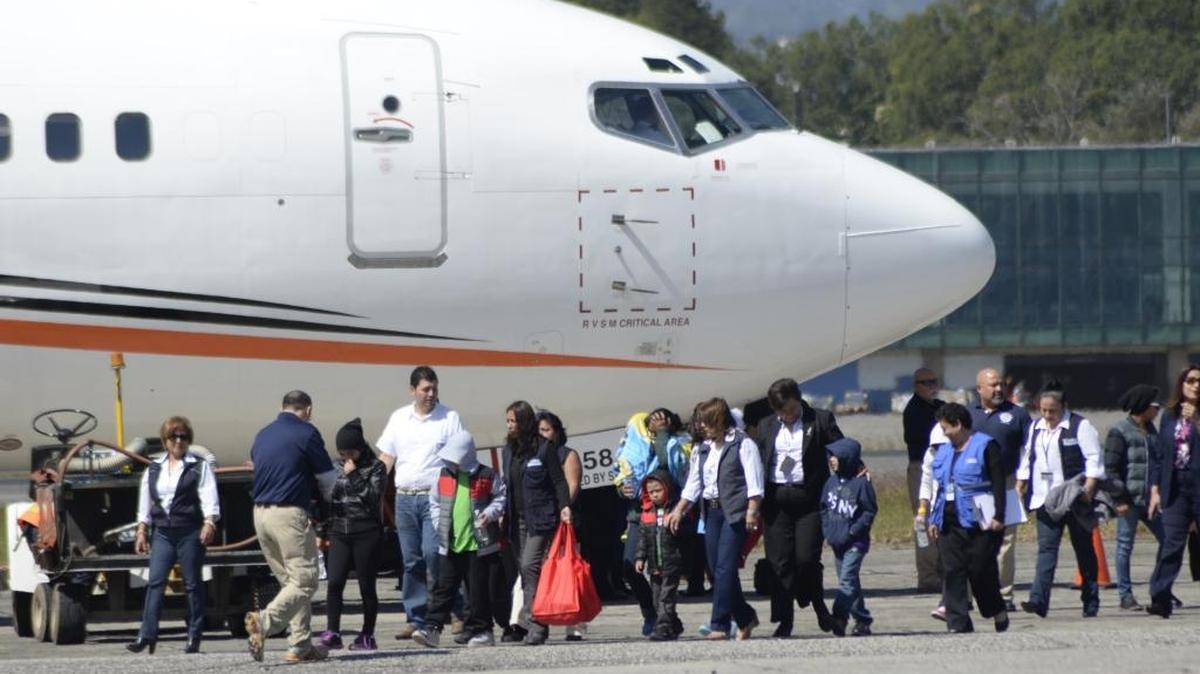 Parte de un grupo de 14 guatemaltecos deportados de EEUU, a su arribo el miércoles a una base de la Fuerza Aérea en Ciudad de Guatemala.