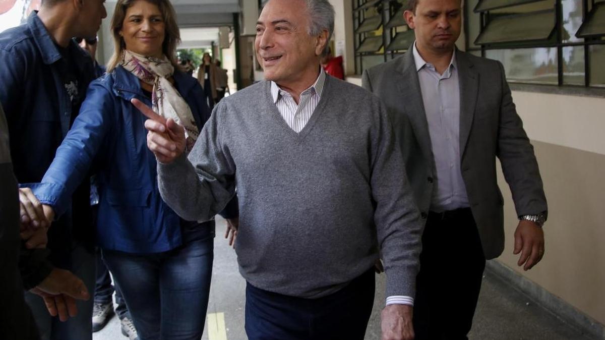 El presidente brasileño, Michel Temer, después de votar hoy, domingo 2 de octubre de 2016, en un colegio electoral en la ciudad de Sao Paulo (Brasil). Los colegios electorales de Brasil abrieron hoy sus puertas a las 8.00 hora local (11.00 GMT) para los comicios en los que se elegirán los alcaldes y concejales de los 5.568 municipios del país para los próximos cuatro años.