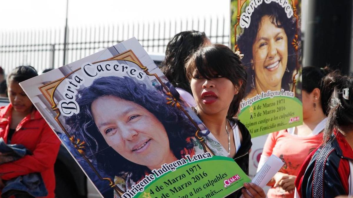 Una mujer muestra un cartel con la foto de la activista hondureña Berta Cáceres, durante el Día Internacional de la Mujer, el pasado 8 de marzo. Cáceres, coordinadora del Consejo Cívico de Organizaciones Populares e Indígenas de Honduras fue asesinada a tiros el pasado 3 de marzo por desconocidos.