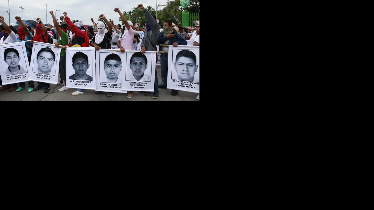 
Miles de estudiantes, maestros y familiares de los desaparecidos marchan con sus retratos en el puerto de Acapulco para exigir el regreso a casa de los 43 jóvenes cuando se cumplen tres semanas de su desaparición. 
