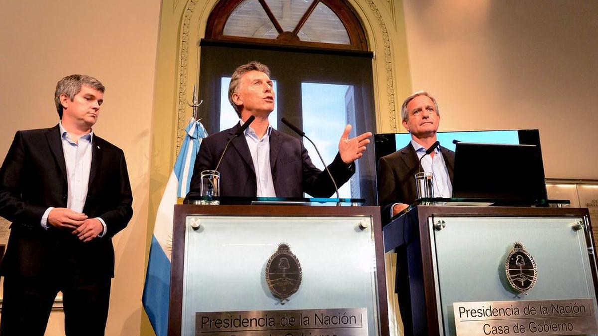 Fotografía cedida por Presidencia de Argentina del mandatario Maurico Macri, hablando en una conferencia de prensa junto al jefe de Gabinete de Argentina, Marcos Peña (i), y el ministro de Modernización del mismo país, Andrés Ibarra (d), en Buenos Aires, Argentina, hoy lunes 22 de febrero de 2016.