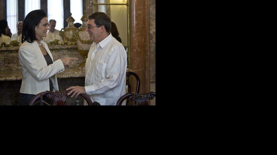 
La ministra panameña de Relaciones Exteriores, Isabel de Saint Malo de Alvarado, y su colega de Cuba, Bruno Rodríguez, hablan en septiembre en La Habana.
