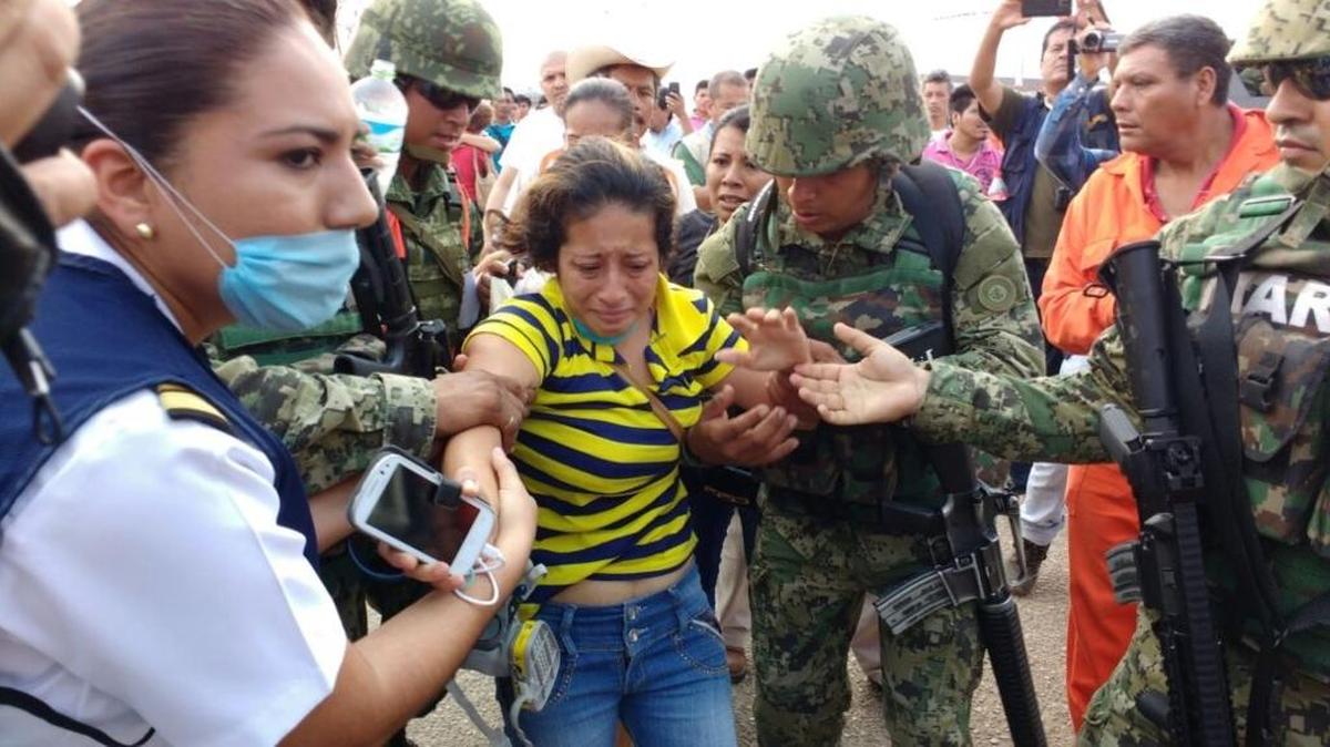 Una mujer es ayudada tras conocer que su hermano es una de las víctimas mortales de la tragedia en la planta petroquímica, en el estado de Veracruz.