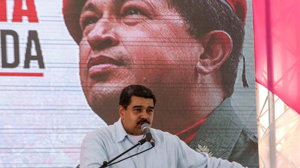 Fotografía de archivo del 27 de abril de 2017 del presidente de Venezuela, Nicolás Maduro, participando en un acto en Caracas, Venezuela. La publicista brasileña Mónica Moura, responsable con su marido de varias campañas electorales en América Latina, aseguró que el presidente Maduro, le pagó más de 10 millones de dólares en metálico no declarados para la campaña electoral para la reelección de Hugo Chávez en 2012.