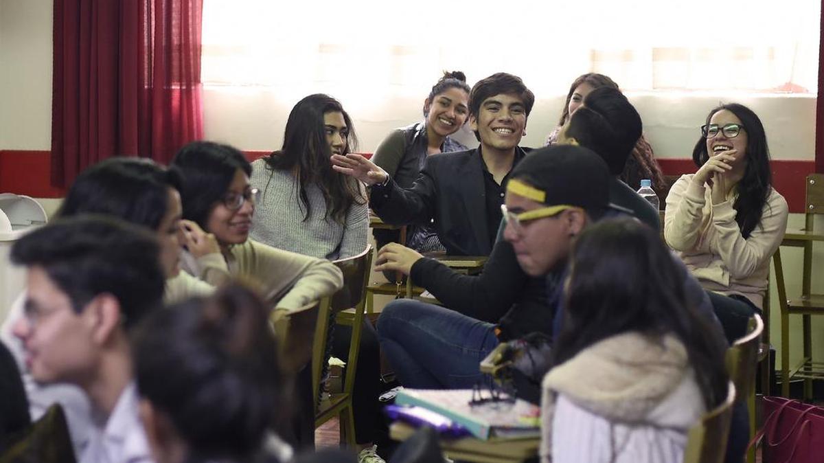 El estudiante de periodismo mexicano Ángel Antúnez (C), de 18 años, bromea con sus compañeros de clase en la Escuela de Periodismo Carlos Septien en la Ciudad de México, el 22 de agosto de 2017.