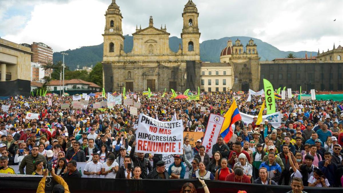 Miles de personas protestan el jueves en la plaza Bolívar en Bogotá, durante una huelga nacional convocada por estudiantes, sindicatos y grupos indígenas para protestar contra el gobierno del presidente Iván Duque.