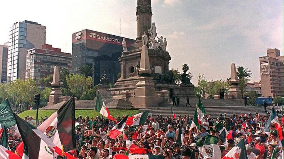 Cientos de personas festejan bajo el monumento del Ángel de la Independencia, en la céntrica Avenida Reforma, un concurrido lugar de la capital mexicana.