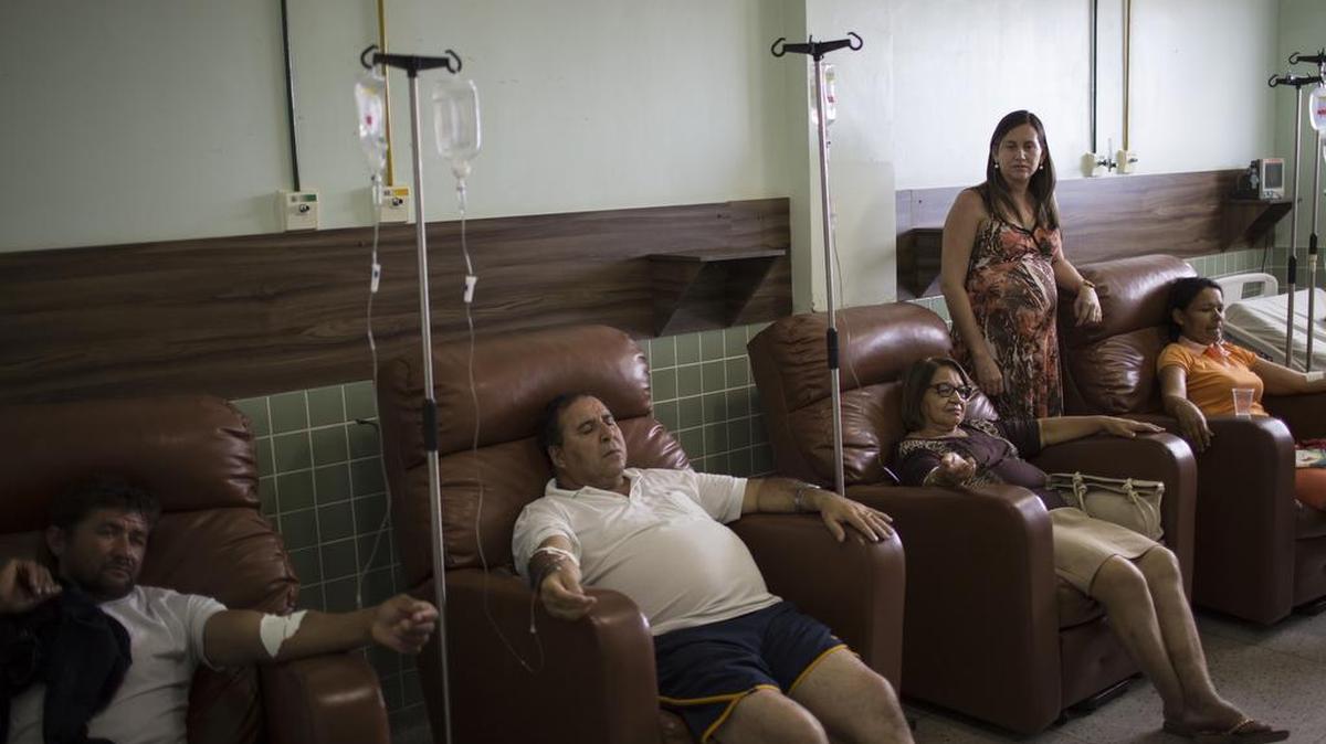 Ana Paula Barbosa Oliveira (2 der.), con seis meses de embarazo, posa en febrero pasado con unos pacientes con síntomas de Zika, dengua y chikungunya symptoms, en una sala de emergency en Monteiro, Brasil. “