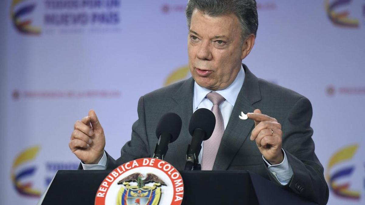 Fotografía cedida por la Presidencia de Colombia del mandatario Juan Manuel Santos, durante una alocución el martes 4 de octubre de 2016, en Bogotá (Colombia).