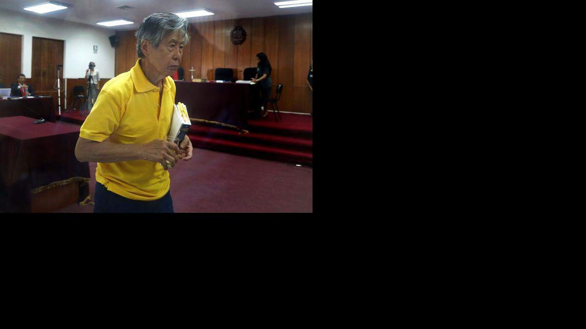 
El ex presidente de Perú, Alberto Fujimori, se dispone a salir de la sala de un tribunal en Lima, en marzo del año pasado. La sentencia en su contra por desvío de fondos públicos se emitirá el jueves.


