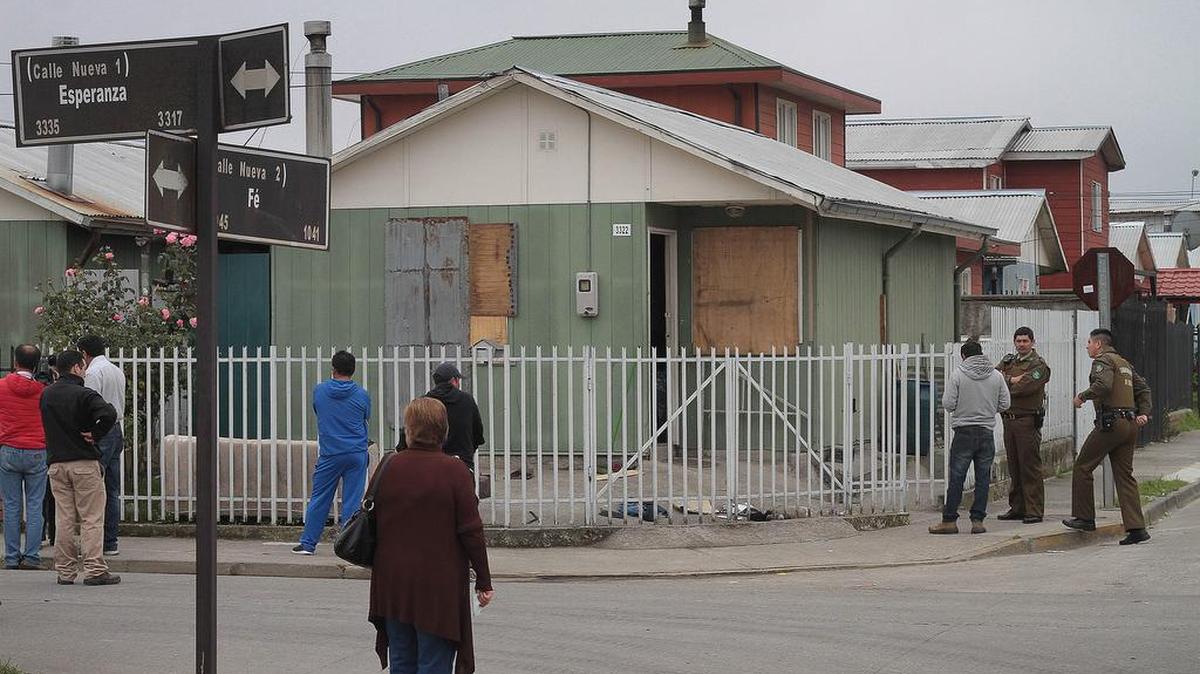 Personas observan una casa donde un grupo de Carabineros, cuerpo de Policía de Chile, aseguró el lunes 27 de febrero de 2017, que sintió una serie de sucesos paranormales en una vivienda de Puerto Montt (Chile) tras acudir a socorrer a una aterrada familia que habita esta casa del municipio Fe y Esperanza.