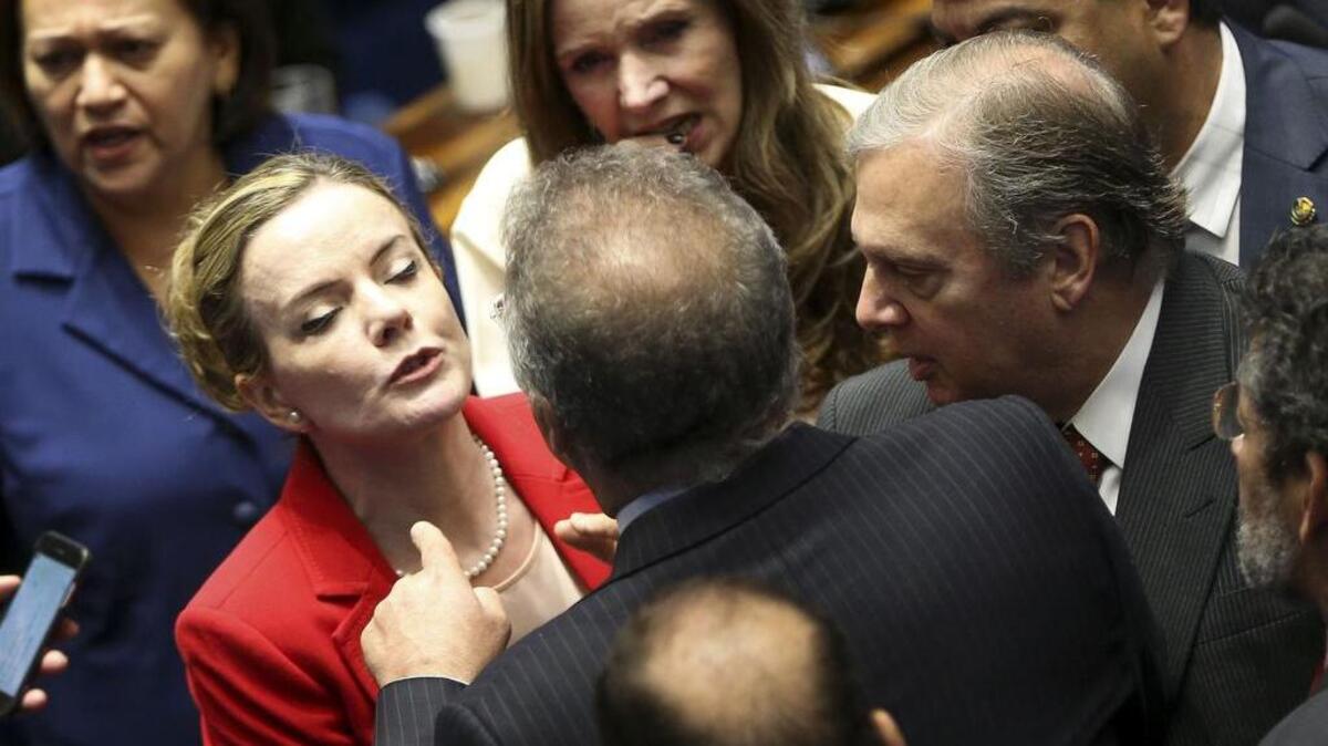 El presidente del Senado Renan Calheiros discute con la senadora Gleisi Hoffmann durante el segundo día del juicio a la presidenta suspendida de Brasil Dilma Rousseff en el Congreso Nacional en Brasilia el 26 de agosto de 2016.