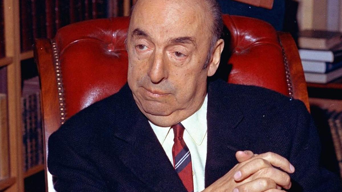 El poeta chileno, Pablo Neruda, en París. Foto archivo.
