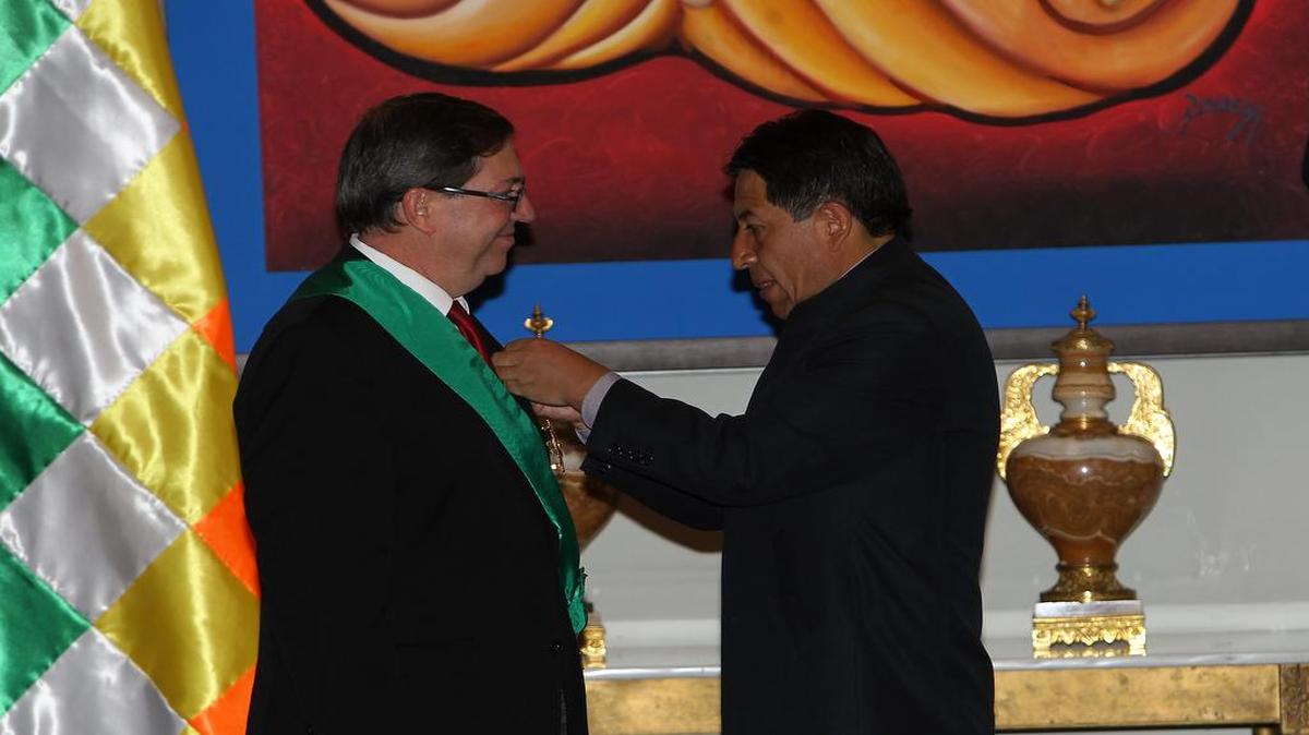 
El canciller cubano Bruno Rodríguez (izquierda) recibió la máxima distinción que otorga Bolivia, el Cóndor de los Andes en el grado de "Gran Cruz", por la solidaridad y la cooperación sin condiciones que la isla brinda al país andino.

