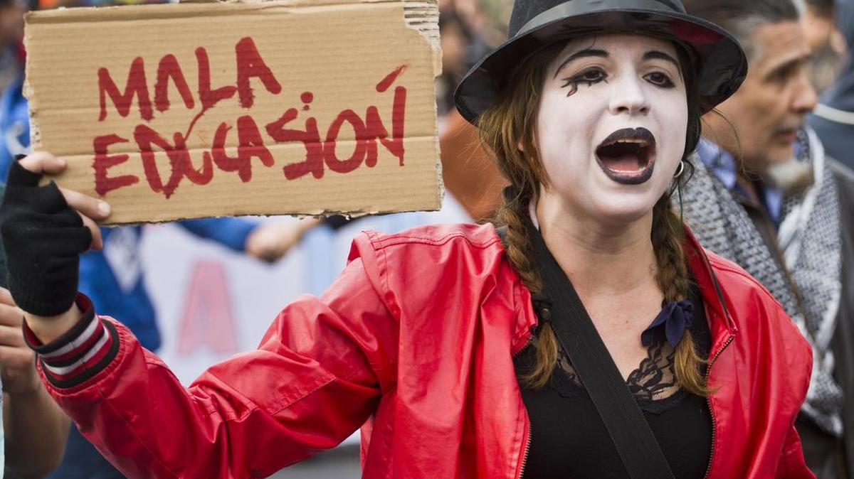 Una manifestante durante una marcha por la reforma a la educación en Santiago de Chile, el 23 de junio del 2016.