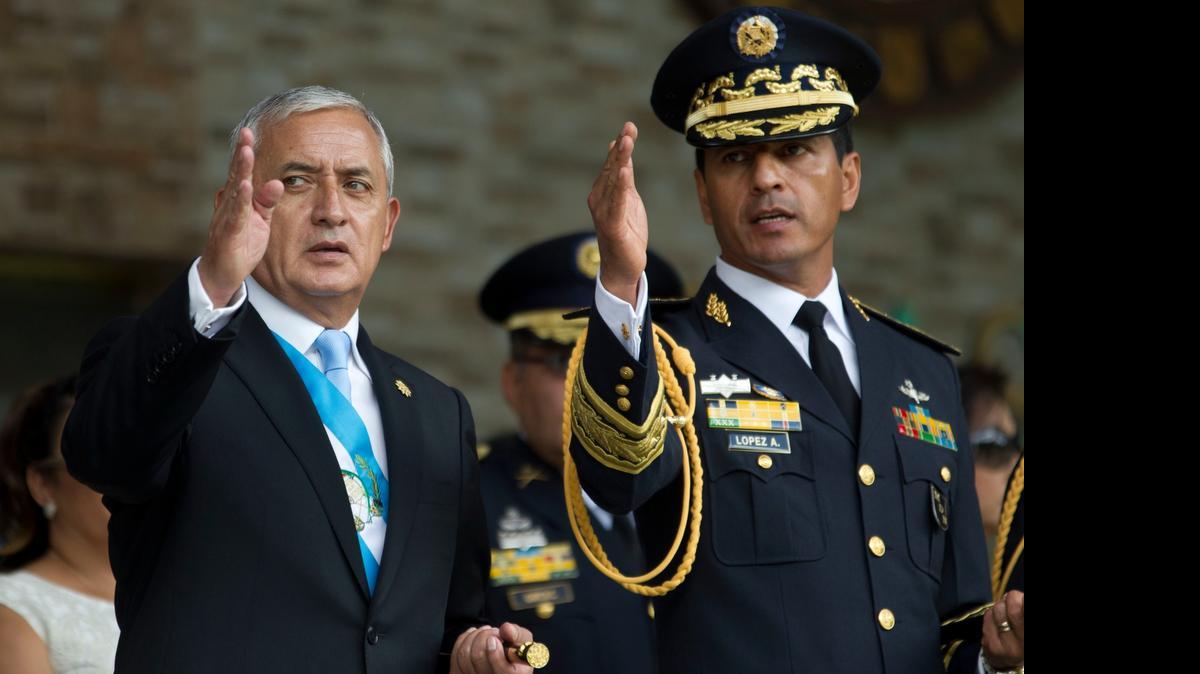 
El presidente de Guatemala, Otto Pérez Molina (izq.), con el ministro de Defensa, Manuel López Ambrosio, en una ceremonia durante el Día del Ejército en Ciudad de Guatemala, el martes.
