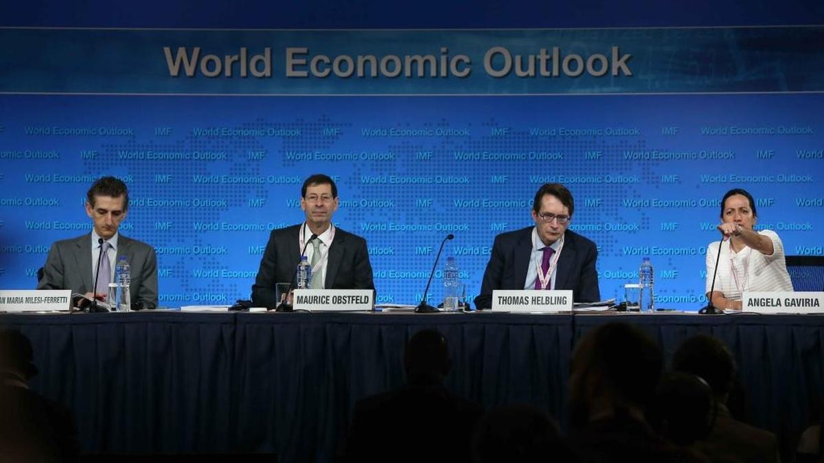 
Maurice Obstfeld, economista jefe del Fondo Monetario Internacional (2 izq.), ofrece el martes una conferencia de prensa junto con otros directivos de ese organismo sobre la economía de América Latina.
