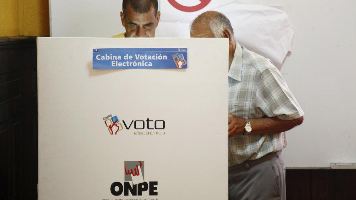 Una persona elige su papeleta en una cabina de votación en los comicios nacionales del Perú. Cerca de 23 millones de peruanos estan llamados a las urnas para la elección de presidente, dos vicepresidentes, 130 legisladores y 15 representantes para el Parlamento Andino para el periodo 2016-2021.