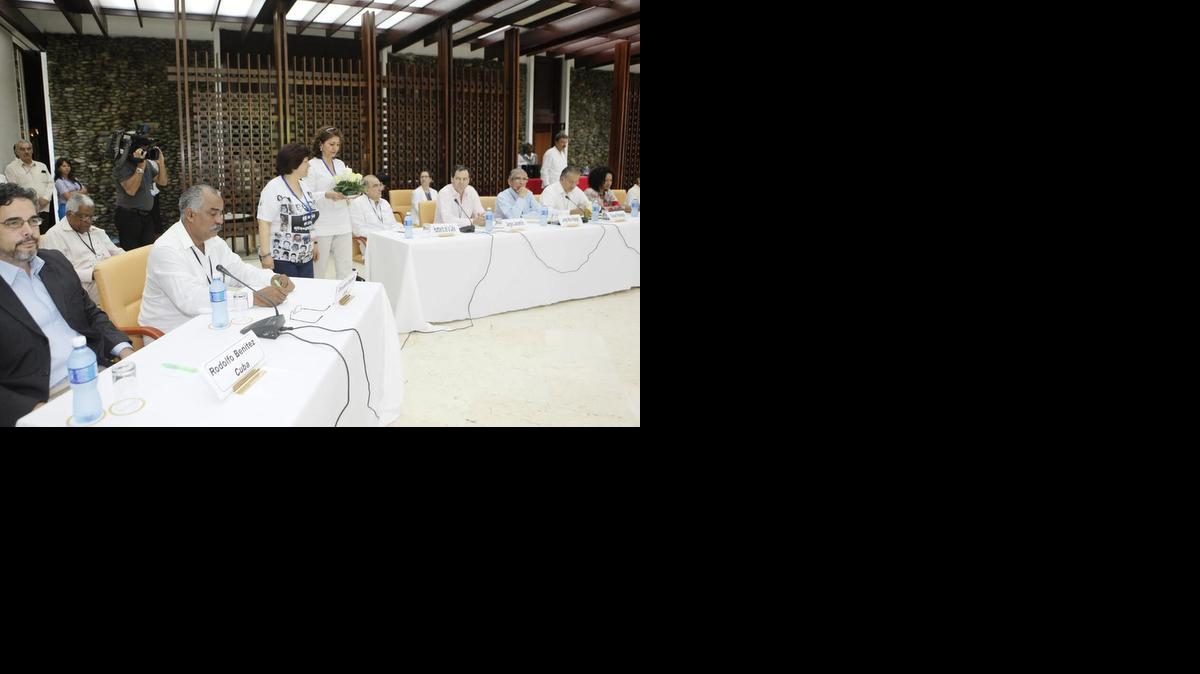 
Un plano general de la reunión del segundo grupo de víctimas del conflicto colombiano con las delegaciones del gobierno de Colombia y la guerrilla FARC el miércoles, en La Habana. 
